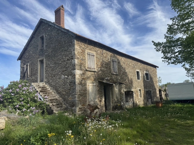 Former Farm Property to Renovate with 4.28 Hectares near Rieupeyroux for sale for 148,240&euro; in Aveyron, Midi-Pyrénées