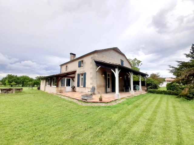 Pretty stone house with 4 bedrooms, a large garage and carport for sale for 371,000&euro; in Lot-et-Garonne, Aquitaine