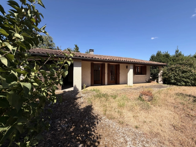 1 Bedroom(s) - 1 Bathroom(s) - 244m² land for sale in Charente, Poitou-Charentes, France - FrenchPropertyPortal.com Single-Storey Town Property with Garage and Extension Potential for sale for 88,000€ in Charente, Poitou-Charentes