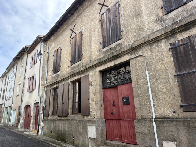4 Bedroom(s) - 2 Bathroom(s) - 1,466m² land for sale in Haute-Vienne, Limousin, France - FrenchPropertyPortal.com A property deep with history with a Valencian feel on entry for sale for 172,800€ in Haute-Vienne, Limousin