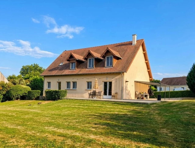 Stunning detached 4 bedroom home, close to the centre of village for sale for 199,800&euro; in Indre, Centre