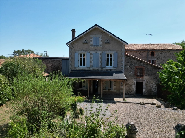 Substantial 5 bedroom house, feature kitchen, large gardens for sale for 192,600&euro; in Charente, Poitou-Charentes