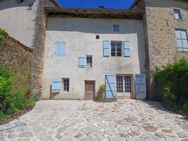 4 Bedroom(s) - 3 Bathroom(s) - 240m² land for sale in Haute-Vienne, Limousin, France - FrenchPropertyPortal.com Characterful 4-bed village house with courtyard for sale for 105,000€ in Haute-Vienne, Limousin