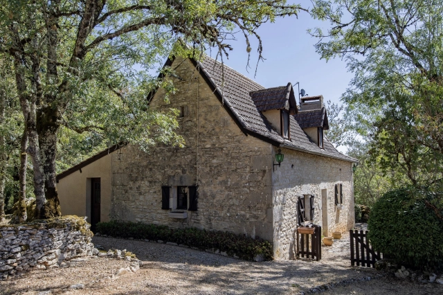 Causses du Quercy: Charming, stone property with swimming pool and two barns for sale for 279,000&euro; in Lot, Midi-Pyrénées