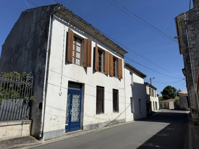 Village house with 3 bedrooms and 2 bathrooms for sale for 172,800&euro; in Charente-Maritime, Poitou-Charentes