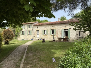 Lovely traditional stone house with two separate guest houses for sale for 480,000&euro; in Charente, Poitou-Charentes
