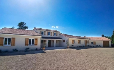 Impressive 5 bedroom villa with pool, beautiful grounds and income potential for sale for 466,400&euro; in Charente, Poitou-Charentes