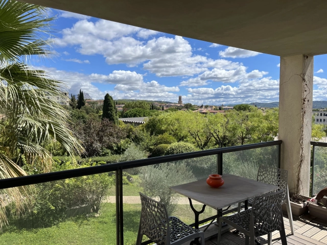 Aix-en-Provence – Beautiful 2-Bedroom Apartment with Panoramic Views, Terrace, Garage & Parking for sale for 599,000&euro; in Bouches-du-Rhône, Provence-Alpes-Côte-d'Azur