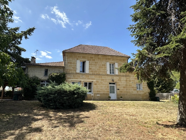 4 Bedroom(s) - 3 Bathroom(s) - 4,018m² land for sale in Gironde, Aquitaine, France - FrenchPropertyPortal.com Charming 4 bed Manor House in Beautiful Landscaped Grounds, Close to Saint-Émilion for sale for 310,000€ in Gironde, Aquitaine
