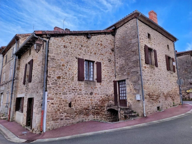 3 Bedroom(s) - 1 Bathroom(s) - 704m² land for sale in Dordogne, Aquitaine, France - FrenchPropertyPortal.com House and ground floor flat in a village for sale for 119,900€ in Dordogne, Aquitaine