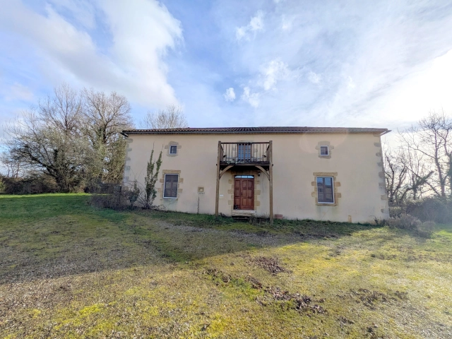 Unique property with fishing lake, main house, independent guest cottage and excellent tourism potential for sale for 399,000&euro; in Charente, Poitou-Charentes
