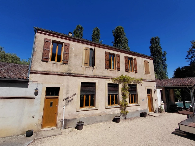 Charming 3-Bedroom Home with Pool in Puycelsi for sale for 260,000&euro; in Tarn, Midi-Pyrénées
