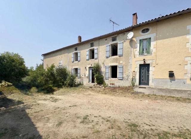 Charming 4 Bedroom with 4 shower Rooms Country House in Manot for sale for 130,800&euro; in Charente, Poitou-Charentes