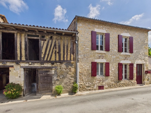 3 Bedroom(s) - 2 Bathroom(s) - 285m² land for sale in Lot-et-Garonne, Aquitaine, France - FrenchPropertyPortal.com Village house with large outside space for sale for 315,650€ in Lot-et-Garonne, Aquitaine