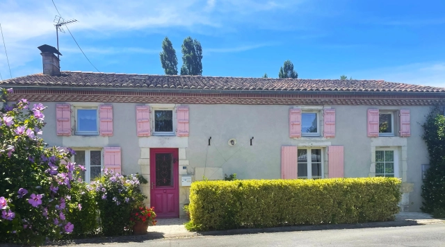 4 Bedroom(s) - 2 Bathroom(s) - 2,836m² land for sale in Charente-Maritime, Poitou-Charentes, France - FrenchPropertyPortal.com Character village home close to Saintes for sale for 299,600€ in Charente-Maritime, Poitou-Charentes