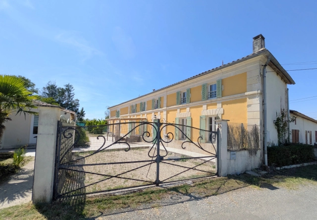 2 houses, pool plus land, 5 mins from Jonzac and under 1 hour to beach and Bordeaux for sale for 477,000&euro; in Charente-Maritime, Poitou-Charentes