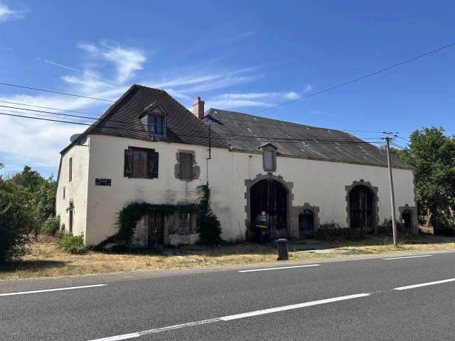 Characterful large detached home with large barn for sale for 119,900&euro; in Indre, Centre