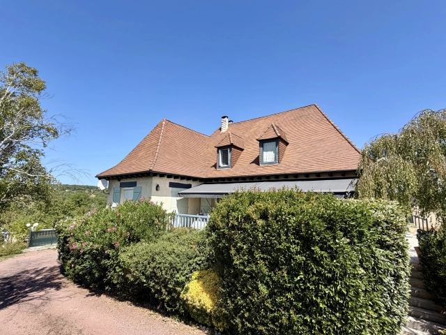 Spacious Family Home with Heated Pool Close to Lalinde for sale for 445,200&euro; in Dordogne, Aquitaine
