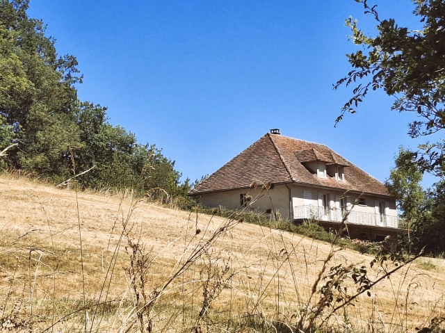 Spacious family home with 2 hectares of land, extensive outbuildings and beautiful countryside views for sale for 249,000&euro; in Aveyron, Midi-Pyrénées