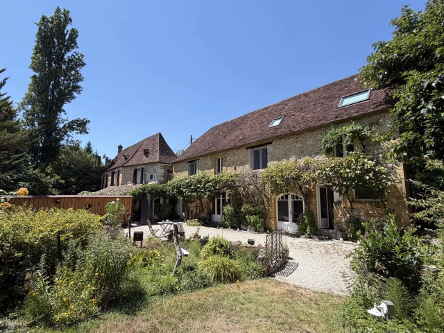 9 Bedroom(s) - 8 Bathroom(s) - 8,757m² land for sale in Dordogne, Aquitaine, France - FrenchPropertyPortal.com Character Home with Independent Gîte, Pool and Gardens, Walking Distance to Saint-Cyprien for sale for 595,000€ in Dordogne, Aquitaine