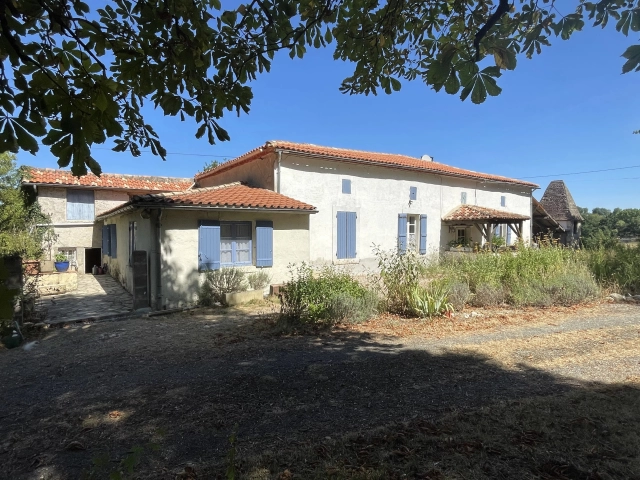 5 Bedroom(s) - 3 Bathroom(s) - 29,150m² land for sale in Lot-et-Garonne, Aquitaine, France - FrenchPropertyPortal.com Characterful Farmhouse with smallholding potential for sale for 214,380€ in Lot-et-Garonne, Aquitaine