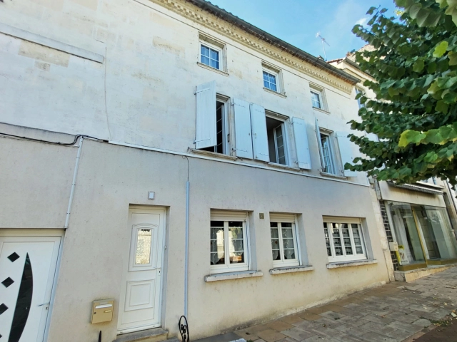 Handsome 4-Bedroomed Town House in the heart of Jarnac for sale for 250,000&euro; in Charente, Poitou-Charentes