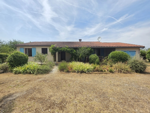 Single-Storey House with Swimming Pool, Garage and Enclosed Garden near Montaigu-de-Quercy, Tarn-et-Garonne for sale for 214,000&euro; in Tarn-et-Garonne, Midi-Pyrénées