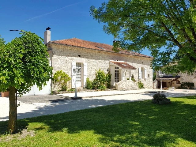 Charming Stone Property with Guest House, Swimming Pool and 2.5 Acres near Montaigu-de-Quercy, South West France for sale for 595,000&euro; in Tarn-et-Garonne, Midi-Pyrénées