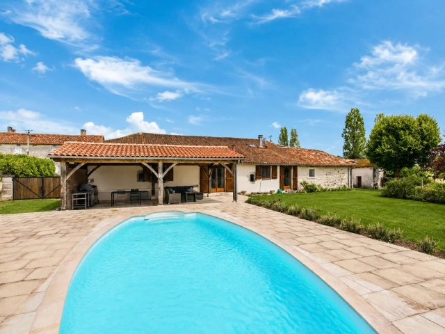 Recently-renovated 6-bed, 4-bath property with views, suitable for multi-generational living for sale for 425,000&euro; in Dordogne, Aquitaine