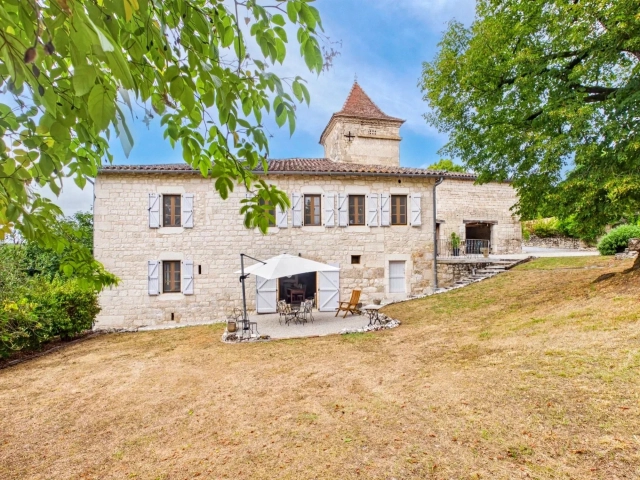4 Bedroom(s) - 3 Bathroom(s) - 9,948m² land for sale in Tarn, Midi-Pyrénées, France - FrenchPropertyPortal.com Exquisite Country Home with Views of Castelnau-de-Montmiral for sale for 725,000€ in Tarn, Midi-Pyrénées