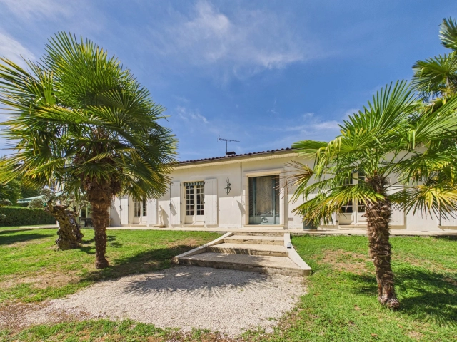 4 Bedroom(s) - 3 Bathroom(s) - 5,732m² land for sale in Charente, Poitou-Charentes, France - FrenchPropertyPortal.com Very spacious single-storey house on the edge of town for sale for 335,000€ in Charente, Poitou-Charentes