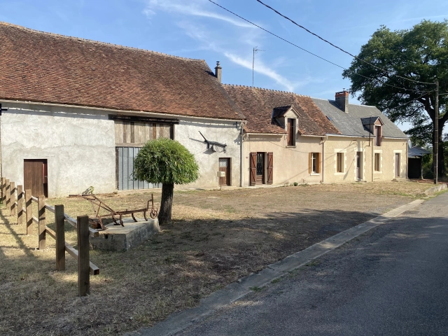 Two houses and large barn in quiet hamlet for sale for 66,000&euro; in Indre, Centre