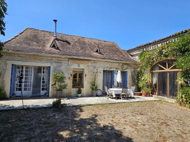 Gorgeous 5 bed property with pool for sale for 397,500&euro; in Gironde, Aquitaine