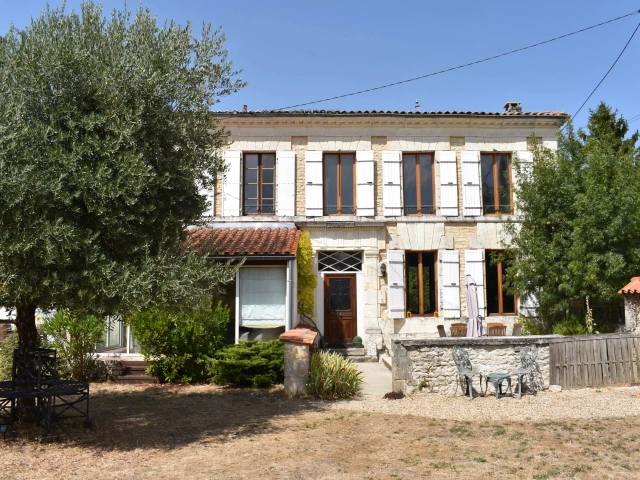 Charming house with pool, close to Matha for sale for 220,000&euro; in Charente-Maritime, Poitou-Charentes