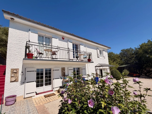 4 Bedroom(s) - 5 Bathroom(s) - 2,183m² land for sale in Dordogne, Aquitaine, France - FrenchPropertyPortal.com 4-bedroom house with heated pool and panoramic Dordogne Valley views near Souillac for sale for 399,000€ in Dordogne, Aquitaine
