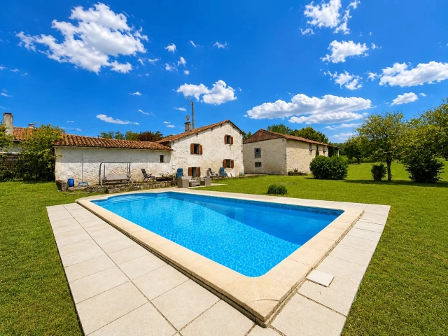 Stone property with swimming pool and barn, close to Aubeterre-sur-Dronne for sale for 175,000&euro; in Charente, Poitou-Charentes