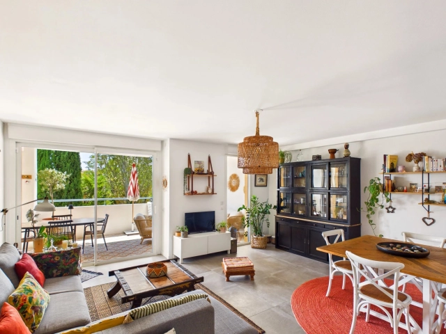 Impeccably renovated garden-level apartment with terrace and garage in Aix-en-Provence for sale for 629,000&euro; in Bouches-du-Rhône, Provence-Alpes-Côte-d'Azur