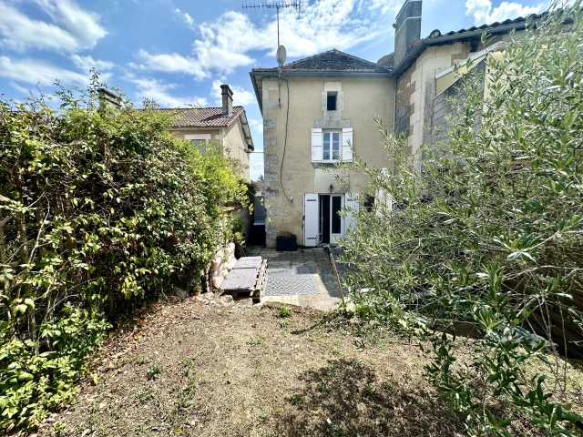 Well presented and maintained cottage in a popular Bastide Village for sale for 93,500&euro; in Dordogne, Aquitaine