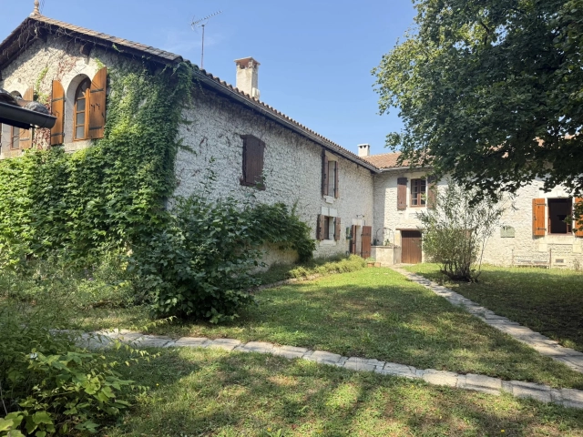 5 Bedroom(s) - 2 Bathroom(s) - 2,774m² land for sale in Charente, Poitou-Charentes, France - FrenchPropertyPortal.com Charming Stone House with Pool and fabulous Summer Kitchen for sale for 349,650€ in Charente, Poitou-Charentes