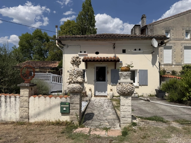 Charming country cottage in sought-after village for sale for 130,800&euro; in Charente, Poitou-Charentes