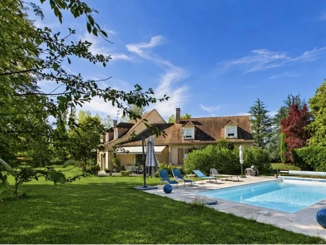 4 Bedroom(s) - 3 Bathroom(s) - 13,037m² land for sale in Dordogne, Aquitaine, France - FrenchPropertyPortal.com Large country house on the banks of the Dordogne river for sale for 595,000€ in Dordogne, Aquitaine