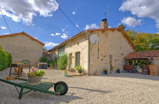 Perfect 3 bedroom stone property in small village for sale for 183,600&euro; in Charente, Poitou-Charentes