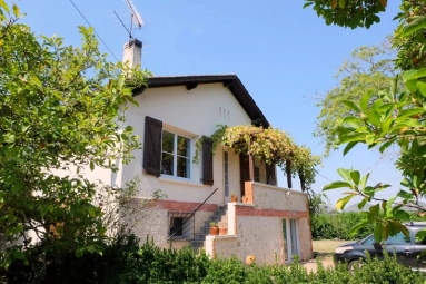 5 Bedroom(s) - 4 Bathroom(s) - 2,000m² land for sale in Lot-et-Garonne, Aquitaine, France - FrenchPropertyPortal.com River cottage with separate apartment - ideal for rentals for sale for 315,000€ in Lot-et-Garonne, Aquitaine