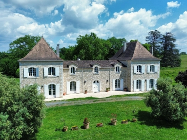 Elegant Château with Guest House - 30 minutes from St-Emilion for sale for 990,000&euro; in Gironde, Aquitaine