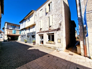 Investment Property In Eymet with commercial space and 2 studio apartments for sale for 194,400&euro; in Dordogne, Aquitaine