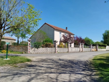 3 Bedroom(s) - 1 Bathroom(s) - 2,177m² land for sale in Charente, Poitou-Charentes, France - FrenchPropertyPortal.com Charming, quiet house in need of updating for sale for 103,400€ in Charente, Poitou-Charentes