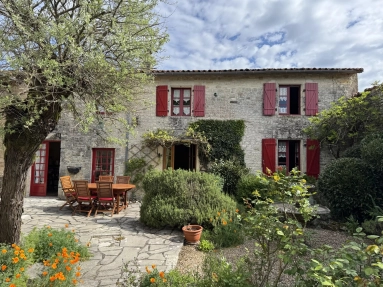 Charming country cottage with courtyard and annexe for sale for 162,000&euro; in Charente, Poitou-Charentes