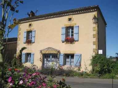 4 Bedroom(s) - 3 Bathroom(s) - 726m² land for sale in Dordogne, Aquitaine, France - FrenchPropertyPortal.com Charming Stone House with Stunning Views in the Heart of a Historic Bastide for sale for 224,700€ in Dordogne, Aquitaine