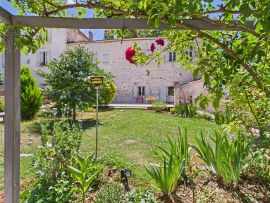 5 Bedroom(s) - 2 Bathroom(s) - 883m² land for sale in Charente, Poitou-Charentes, France - FrenchPropertyPortal.com Charming house with spacious rooms for sale for 339,200€ in Charente, Poitou-Charentes