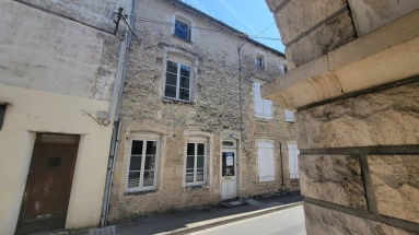 In the heart of the town centre - large town house with four bedrooms, courtyard, cellar and outbuilding for sale for 140,610&euro; in Charente, Poitou-Charentes